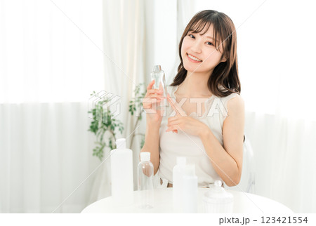 基礎化粧品・コスメで保湿・スキンケア・アンチエイジングをする若いアジア人女性 123421554