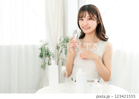 基礎化粧品・コスメで保湿・スキンケア・アンチエイジングをする若いアジア人女性 123421555
