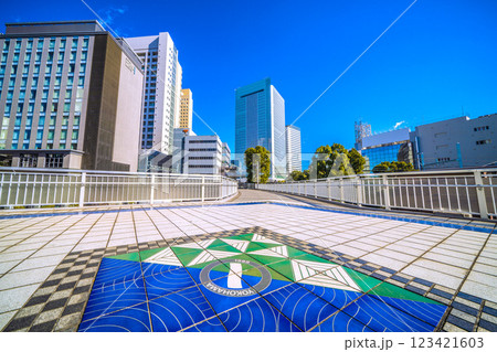 日本の横浜都市景観 桜木町駅　新南口(市役所口）や横浜市役所、メッツなどを望む 123421603