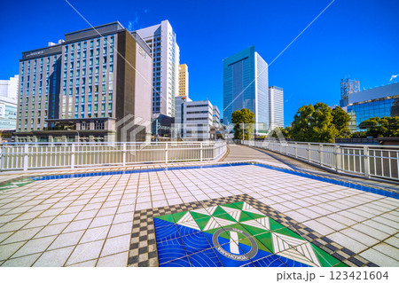 日本の横浜都市景観 桜木町駅　新南口(市役所口）や横浜市役所、メッツなどを望む 123421604