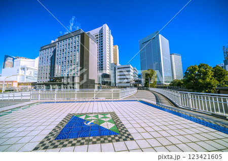 日本の横浜都市景観 桜木町駅　新南口(市役所口）や横浜市役所、メッツなどを望む 123421605