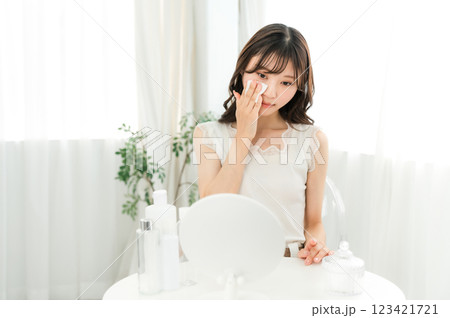 肌を保湿するためにスキンケアする女性 123421721