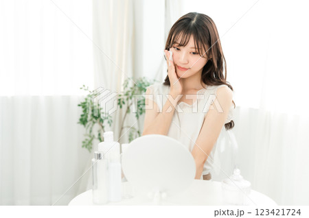 肌を保湿するためにスキンケアする女性 123421724