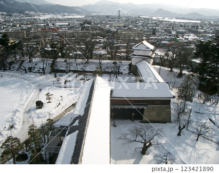 会津若城址の走り長屋と鉄門と干飯櫓 会津若城址の走り長屋と鉄門と干飯櫓 123421890