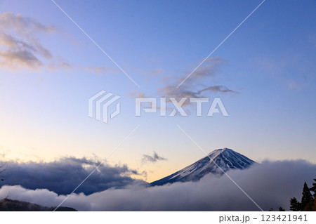 雲の上にくっきり姿を見せる初冬の冠雪した富士山 123421941