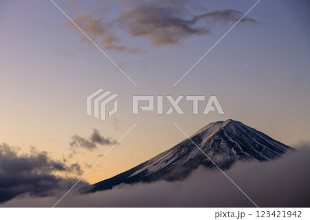 雲の上にくっきり姿を見せる初冬の冠雪した富士山 123421942