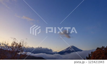 雲の上にくっきり姿を見せる初冬の冠雪した富士山 雲の上にくっきり姿を見せる初冬の冠雪した富士山 123421943