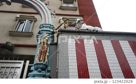 The roof of the Sri Veeramakaliamman Temple is covered with hundreds of colorful Hindu gods and goddesses. 123422029
