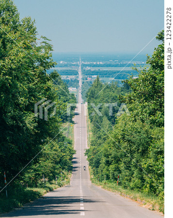 海へと続く道 海へと続く道 123422278