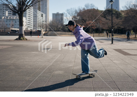 スケートボードに乗る女性 123422349