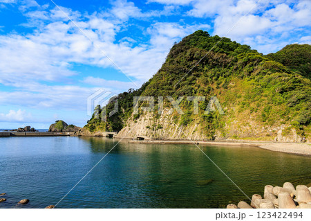 中木浜の美しい青い海とダイナミックな地形と地層。 火山の溶岩が冷えて形成された柱状節理が良く観られる 中木浜の美しい青い海とダイナミックな地形と地層。 火山の溶岩が冷えて形成された柱状節理が良く観られる 123422494