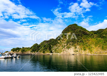 中木浜の美しい青い海とダイナミックな地形と地層。 火山の溶岩が冷えて形成された柱状節理が良く観られる 中木浜の美しい青い海とダイナミックな地形と地層。 火山の溶岩が冷えて形成された柱状節理が良く観られる 123422495