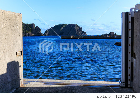 中木浜の美しい青い海とダイナミックな地形と地層。 火山の溶岩が冷えて形成された柱状節理が良く観られる 123422496