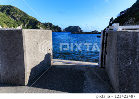 中木浜の美しい青い海とダイナミックな地形と地層。 火山の溶岩が冷えて形成された柱状節理が良く観られる 中木浜の美しい青い海とダイナミックな地形と地層。 火山の溶岩が冷えて形成された柱状節理が良く観られる 123422497