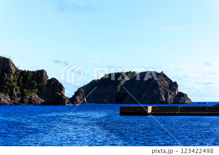 中木浜の美しい青い海とダイナミックな地形と地層。 火山の溶岩が冷えて形成された柱状節理が良く観られる 123422498