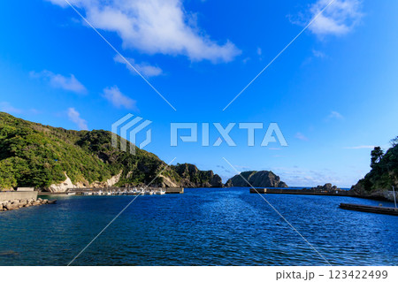 中木浜の美しい青い海とダイナミックな地形と地層。 火山の溶岩が冷えて形成された柱状節理が良く観られる 123422499