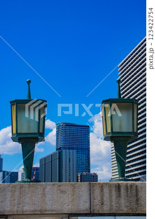 【大阪風景】淀屋橋界隈の川沿いのビル群 123422754