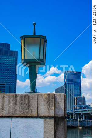 【大阪風景】淀屋橋界隈の川沿いのビル群 123422756