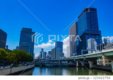 【大阪風景】淀屋橋界隈の川沿いのビル群 【大阪風景】淀屋橋界隈の川沿いのビル群 123422758