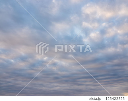 日暮れどきの雲が多い空13 日暮れどきの雲が多い空13 123422823