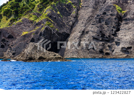 ヒリゾ浜渡船の漁船に乗って、青い海に出るスキンダイバー、シュノーケラー達 賀茂郡南伊豆町中木ヒリゾ浜 ヒリゾ浜渡船の漁船に乗って、青い海に出るスキンダイバー、シュノーケラー達 賀茂郡南伊豆町中木ヒリゾ浜 123422827