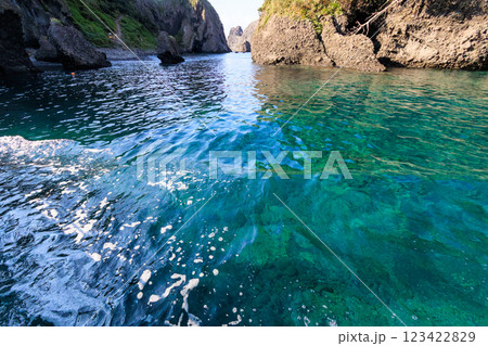 ヒリゾ浜渡船の漁船に乗って、青い海に出るスキンダイバー、シュノーケラー達 賀茂郡南伊豆町中木ヒリゾ浜 123422829
