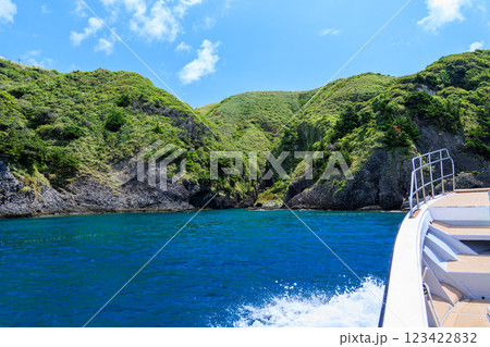 ヒリゾ浜渡船の漁船に乗って、青い海に出るスキンダイバー、シュノーケラー達 賀茂郡南伊豆町中木ヒリゾ浜 123422832