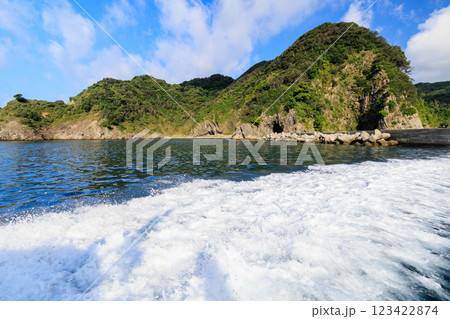 ヒリゾ浜渡船の漁船に乗って、青い海に出るスキンダイバー、シュノーケラー達 賀茂郡南伊豆町中木ヒリゾ浜 123422874