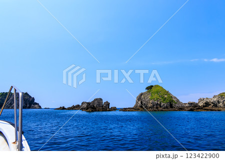 ヒリゾ浜渡船の漁船に乗って、青い海に出るスキンダイバー、シュノーケラー達 賀茂郡南伊豆町中木ヒリゾ浜 123422900
