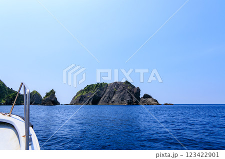 ヒリゾ浜渡船の漁船に乗って、青い海に出るスキンダイバー、シュノーケラー達 賀茂郡南伊豆町中木ヒリゾ浜 123422901