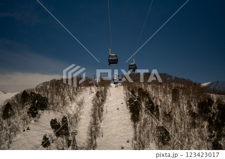 スキー場ゲレンデと北アルプスの山並み　長野県白馬村 123423017
