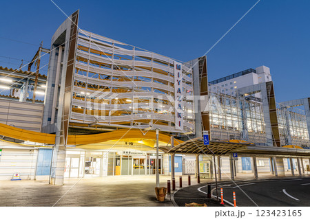 宮崎県宮崎市　夜明けを迎えるJR宮崎駅（東口） 123423165