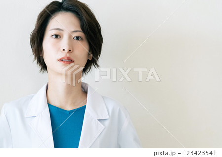 白衣を着た女性 123423541
