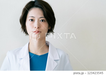 白衣を着た女性 白衣を着た女性 123423545