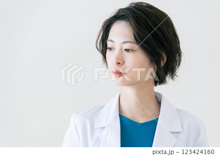 白衣を着た女性 123424160