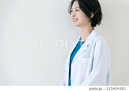白衣を着た女性 白衣を着た女性 123424161