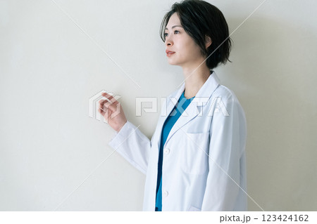 白衣を着た女性 白衣を着た女性 123424162