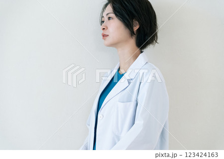 白衣を着た女性 白衣を着た女性 123424163
