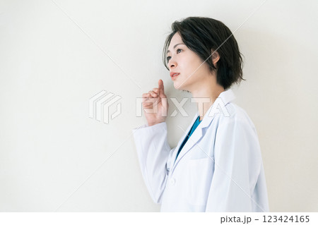 白衣を着た女性 白衣を着た女性 123424165