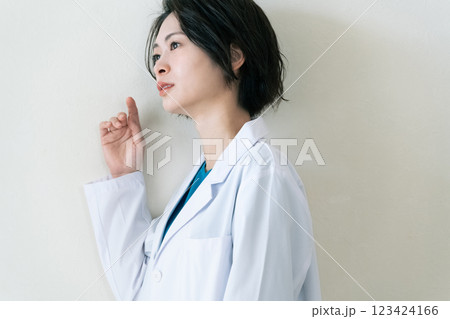 白衣を着た女性 123424166