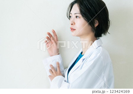 白衣を着た女性 白衣を着た女性 123424169