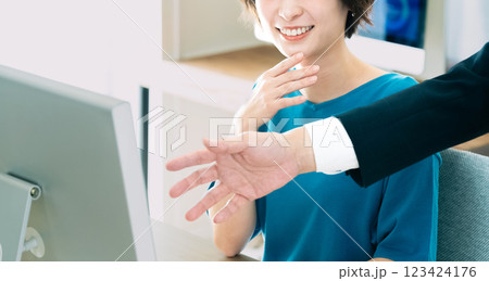 上司からアドバイスを受けるビジネスウーマン 123424176