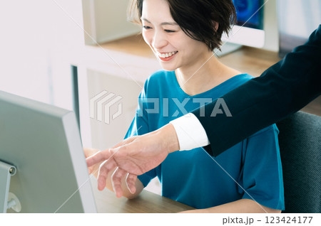 上司からアドバイスを受けるビジネスウーマン 123424177