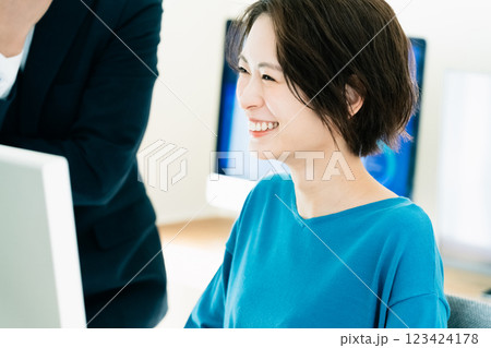 上司からアドバイスを受けるビジネスウーマン 上司からアドバイスを受けるビジネスウーマン 123424178