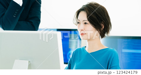 上司からアドバイスを受けるビジネスウーマン 123424179