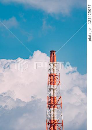 青空にそびえる煙突 青空にそびえる煙突 123425077
