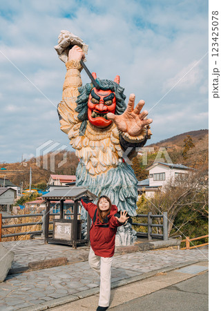 男鹿半島のナマハゲモニュメントと観光客 123425078