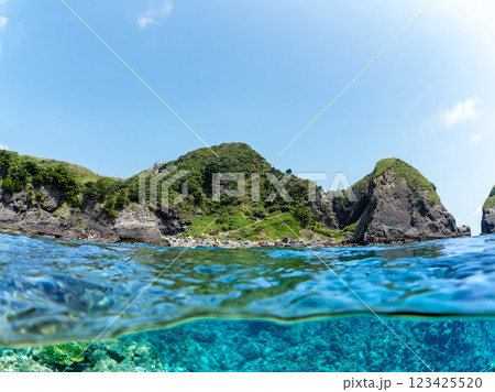 美しいヒリゾ浜の海の半水面撮影。  静岡県伊豆半島賀茂郡南伊豆町中木ヒリゾ浜2024年 123425520