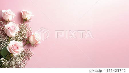 ピンク色の薔薇の花束とコピースペース 123425742