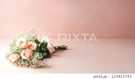 ピンク色の薔薇の花束とコピースペース 123425743